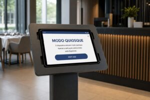 Totem com tablet Android em modo quiosque mostrando a interface MODO QUIOSQUE em português