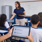 Totem escolar seguro alunos com tablets » MarcaRS Technology Professora distribuindo tablets Android aos alunos em sala de aula